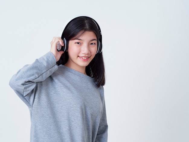 Ragazza carina mentre si ascolta la musica