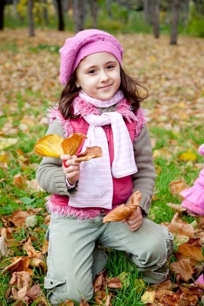 Ragazza carina nel parco d'autunno. Colpo del ritratto.