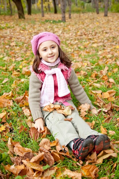 Ragazza carina nel parco d'autunno. Colpo del ritratto.