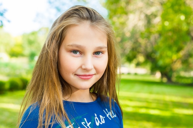 Ragazza carina nel parco