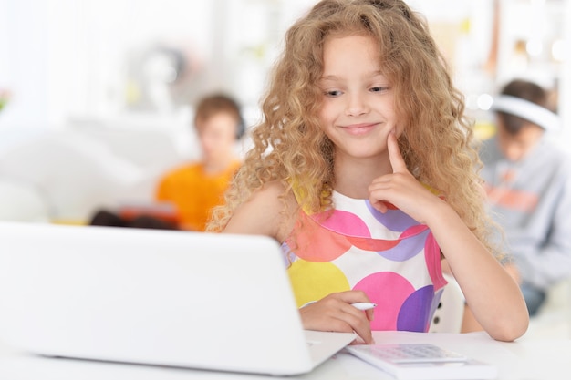 Ragazza carina studentessa con laptop in classe