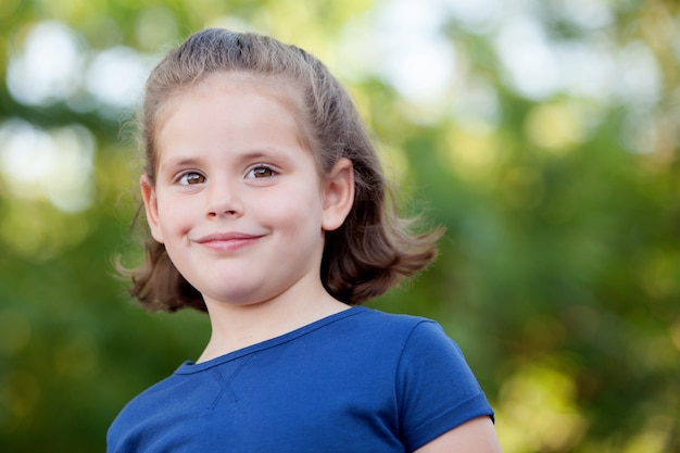 Ragazza carina sul parco