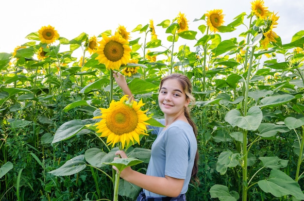 Ragazza carina tra i girasoli