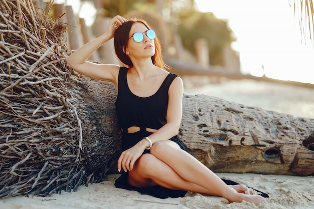 ragazza castana che esplora la spiaggia in Tailandia