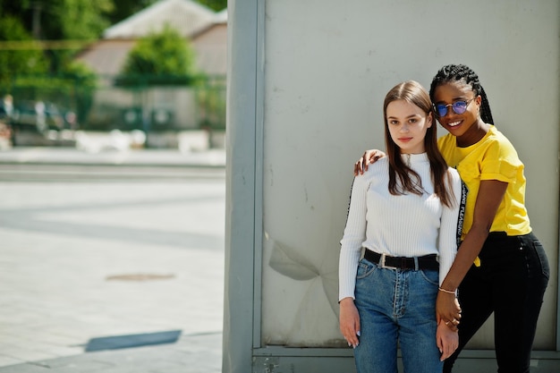 Ragazza caucasica bianca e afroamericano nero insieme. Unità mondiale, amore razziale, comprensione nella tolleranza e cooperazione nella diversità razziale.