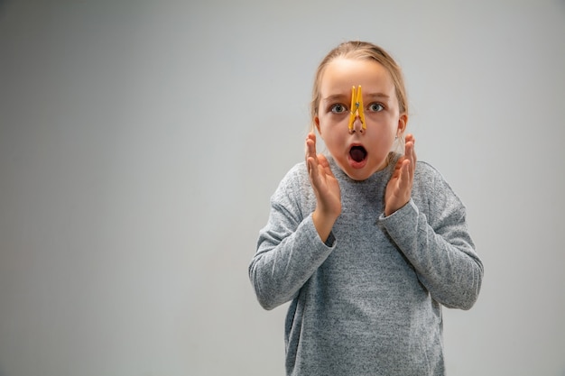 Ragazza caucasica che indossa il fermaglio per la protezione delle vie respiratorie contro l'inquinamento atmosferico