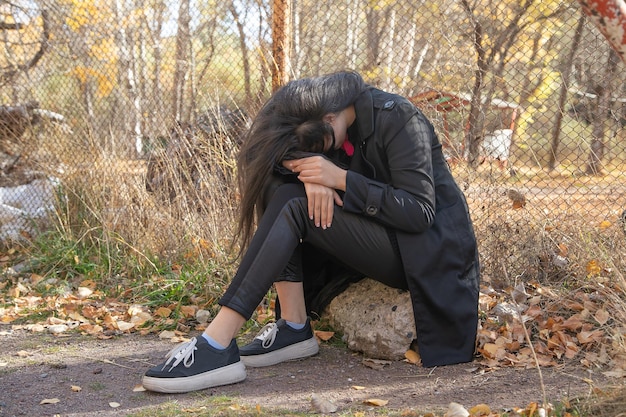 Ragazza caucasica che si copre la faccia.