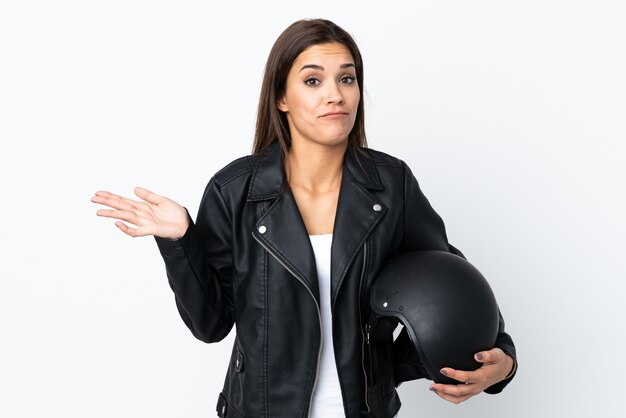 Ragazza caucasica che tiene un casco del motociclo