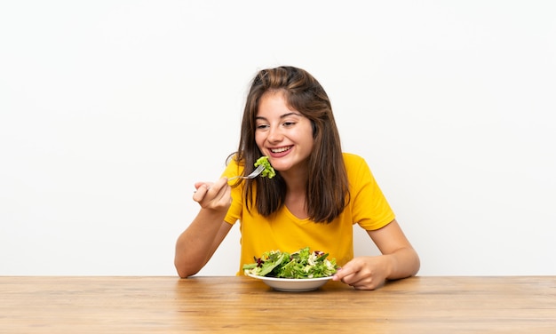 Ragazza caucasica con insalata