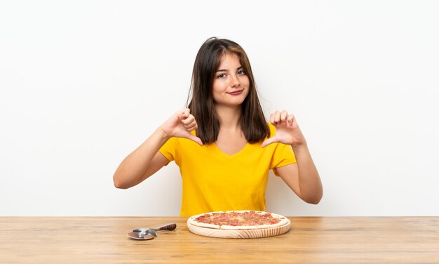 Ragazza caucasica con una pizza orgogliosa e soddisfatta di sé