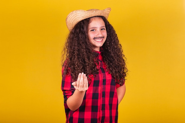 Ragazza caucasica vestita da ragazzo vestiti da festa che chiamano con le mani vengono qui Festival a maggio, giugno e luglio