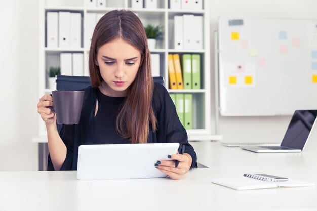 Ragazza centrata che beve caffè