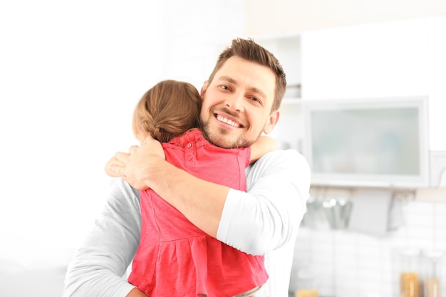 Ragazza che abbraccia il padre a casa