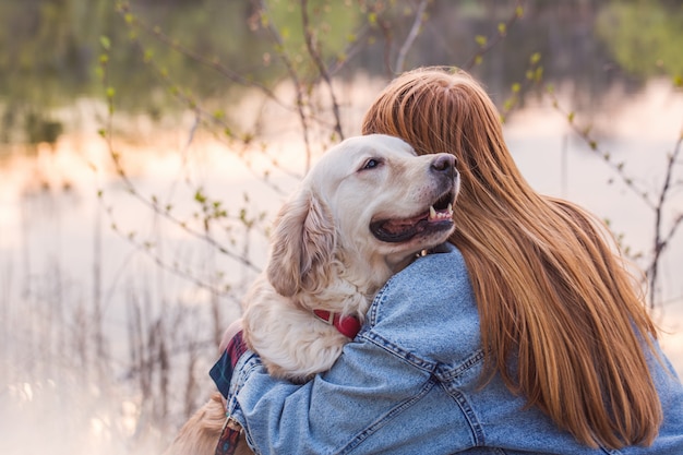 ragazza che abbraccia il suo cane