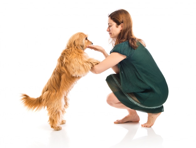 Ragazza che allena un cane