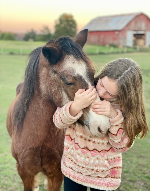 Ragazza che ama il suo pony