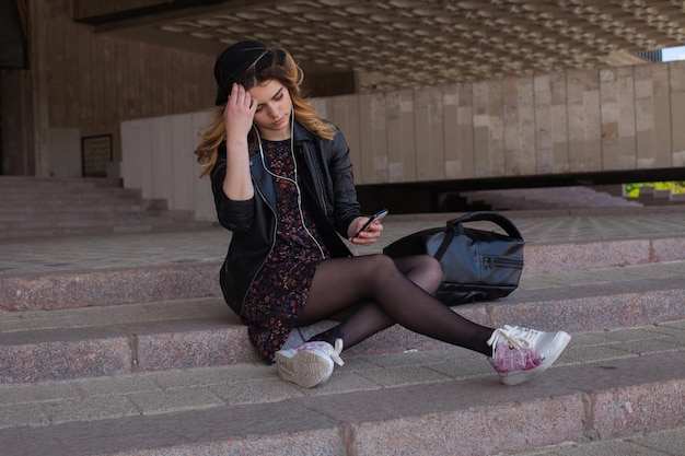 Ragazza che ascolta la musica e si tocca il viso