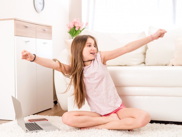 Ragazza che ascolta la musica in salotto