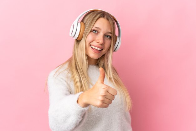 Ragazza che ascolta musica