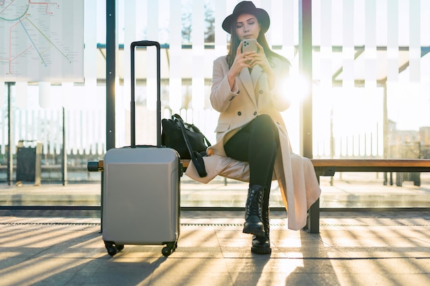 Ragazza che aspetta l'autobus