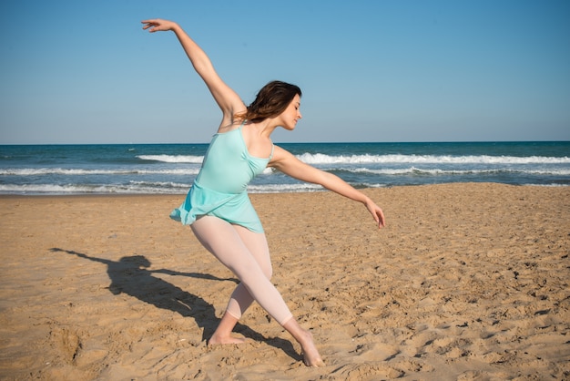 Ragazza che balla in spiaggia