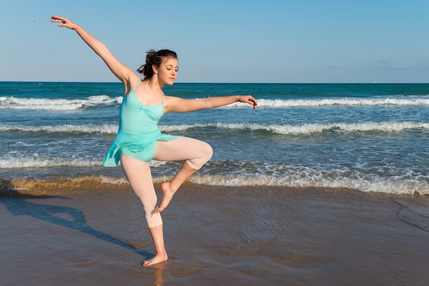 Ragazza che balla in spiaggia