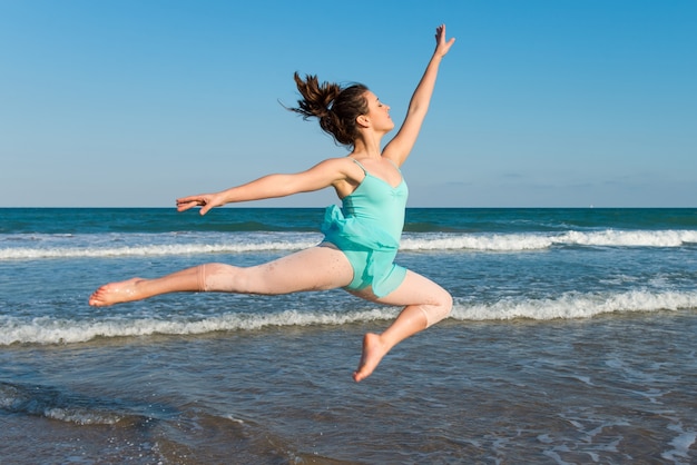 Ragazza che balla in spiaggia