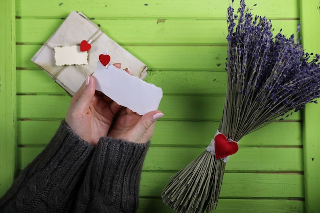 Ragazza che beve caffè caldo dalla tazza e sembra presentata a San Valentino