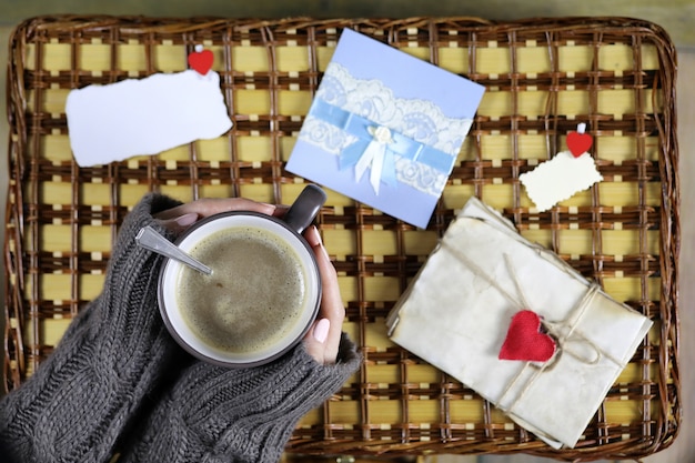 ragazza che beve caffè e guarda il biglietto di San Valentino