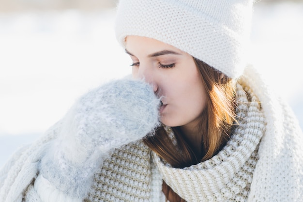 Ragazza che beve tè caldo da un thermos