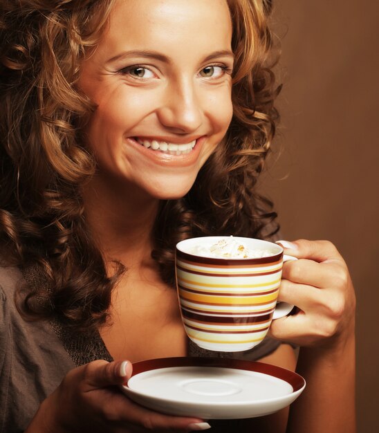 Ragazza che beve tè o caffè