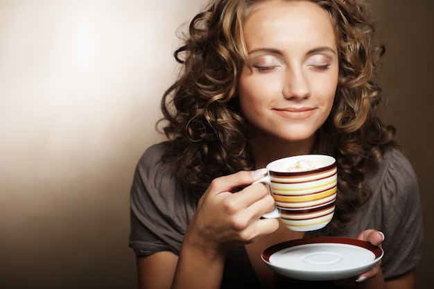 ragazza che beve tè o caffè