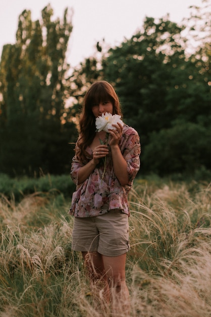 Ragazza che cammina nel parco