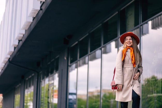 Ragazza che cammina per la città dopo lo shopping. buon umore.