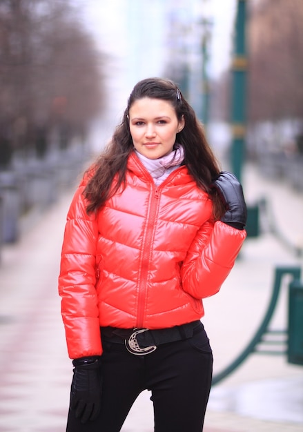 ragazza che cammina per strada.