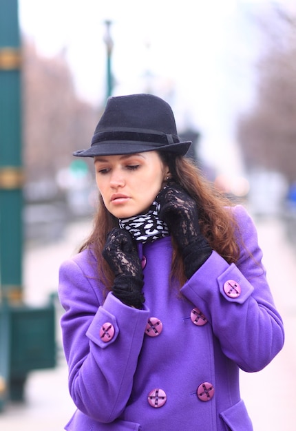 ragazza che cammina per strada