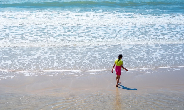 Ragazza che cammina sulla spiaggia