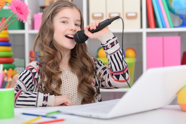 Ragazza che canta al karaoke