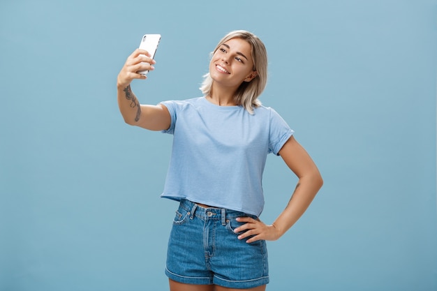 ragazza che cattura selfie con il nuovo smartphone