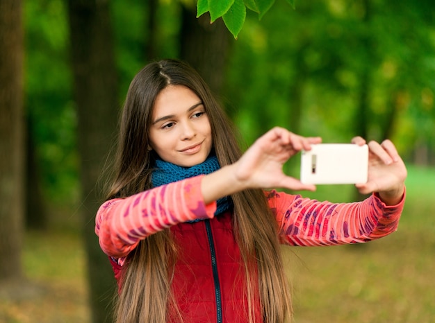 Ragazza che cattura un selfie con lo smartphone