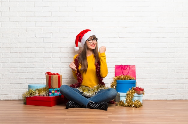 Ragazza che celebra le feste di Natale che celebra una vittoria