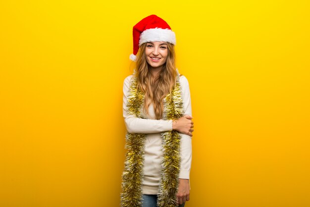 Ragazza che celebra le vacanze di Natale su sfondo giallo