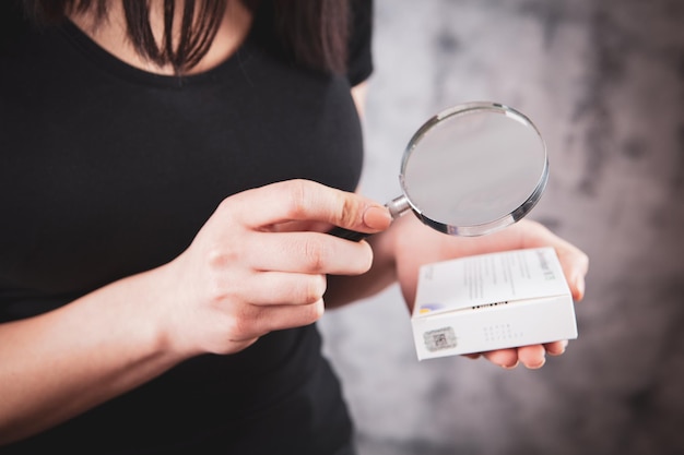 Ragazza che cerca informazioni mentre prende le pillole