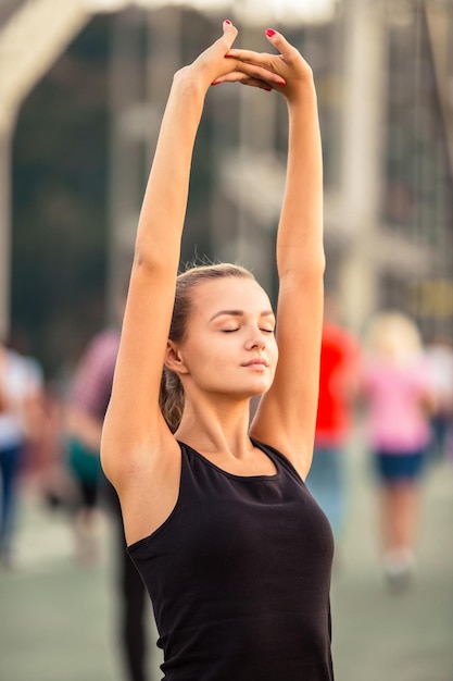 Ragazza che corre in città