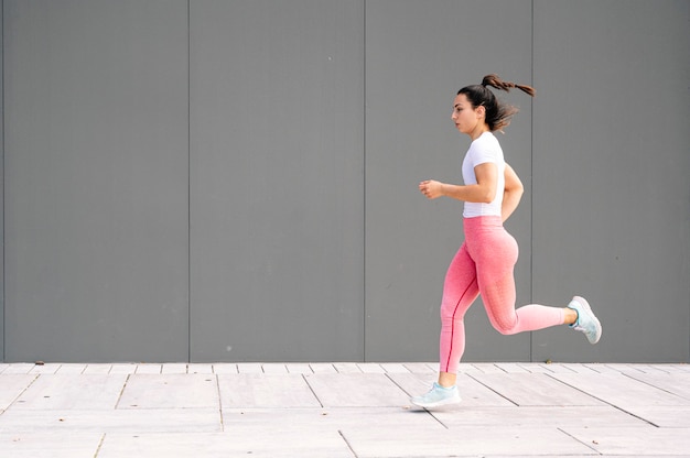 Ragazza che corre in strada