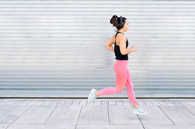 Ragazza che corre in strada