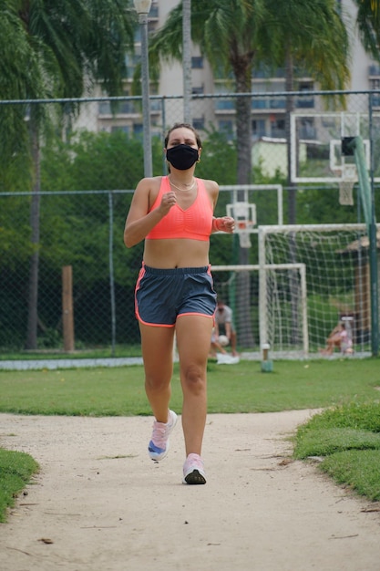 Ragazza che corre nel parco.