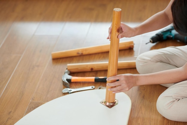 Ragazza che costruisce da sola un nuovo tavolo