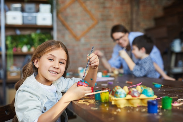 Ragazza che dipinge le uova di Pasqua