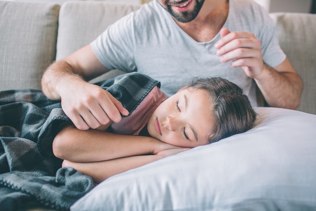 Ragazza che dorme coperta di coperta